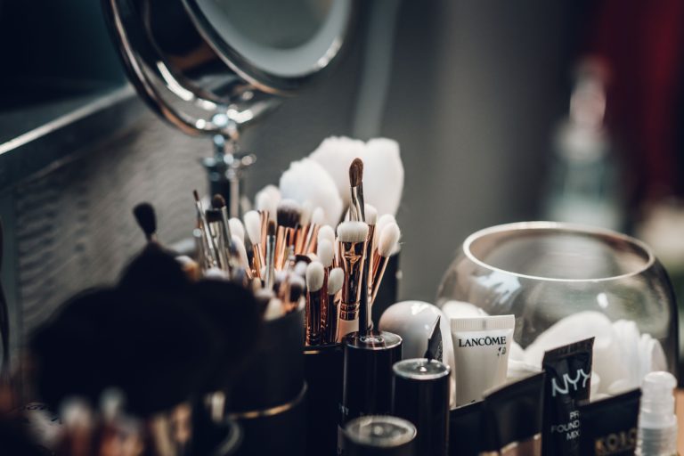 L’importance de suivre une formation en maquillage permanent